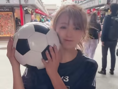 サッカー美女子、IN浅草寺！雷門で魅せた、サッカーボール持ちの