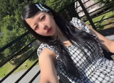 美女インフルエンサー、大自然の中で”美脚上げ・もんた界隈ムービー”を披露！シュールなシーンにファンほっこり状態