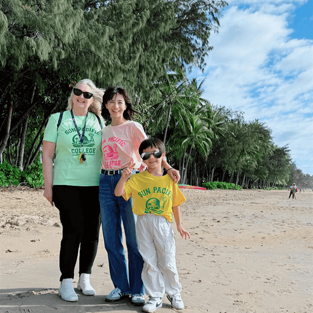 安田美沙子のオーストラリアでの思い出。ビーチでのサンシャインスマイルも披露