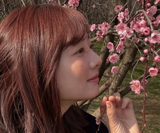 「姫が美しすぎて花が見えないよ」美女タレント、海外の美景観スポットで魅せたショットが”美”だと話題に「絵になって映えてるね」