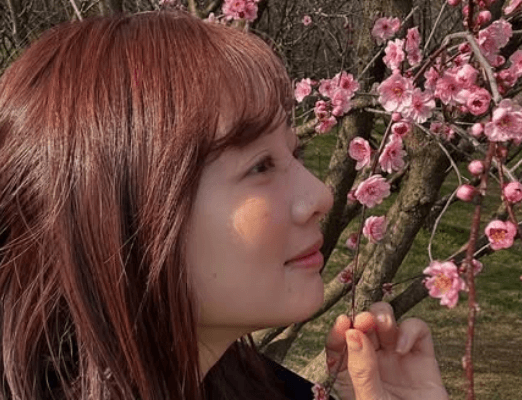 「姫が美しすぎて花が見えないよ」美女タレント、海外の美景観スポットで魅せたショットが”美”だと話題に「絵になって映えてるね」