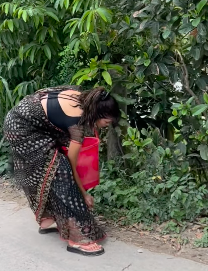 「尊敬😭✨」ローラ、バングラデッシュでゴミを拾う動画が話題に…🥲ファン大賞賛