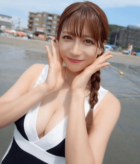 「超、カワイイ」潮騒香る海辺に、46万フォロワー”おさげの”ラウンドガール登場！女神ショットにファン悶絶