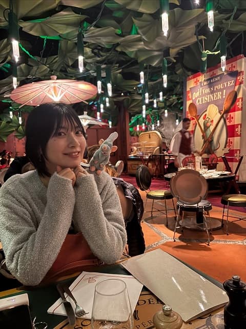 「めっちゃ雰囲気ありますね」檜山沙耶がパリディズニー”レミーのおいしいレストラン”を楽しむ素敵な姿を投稿！