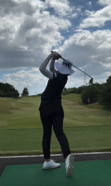 あの2013年ゴルフ賞金女王が爽やかすぎる練習風景を披露！「綺麗なスイング」「惚れ惚れします」と話題に！