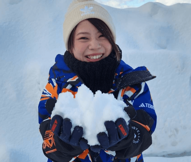 「ギャーー可愛い！」元スピードスケート・髙木菜那、論文提出後の”雪・手渡し風ショット”にファンときめく！