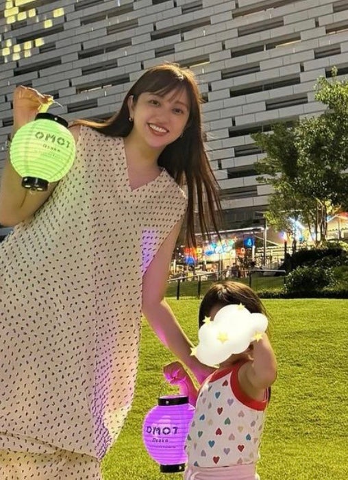 元大人気アイドルが母娘旅行のオフショットを公開！