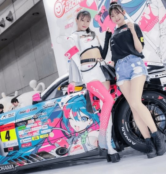 初音ミクの美女レーシングサポーター推参！ミクカーの横で”みっくみく・ショット”を披露しファンエキサイト状態！