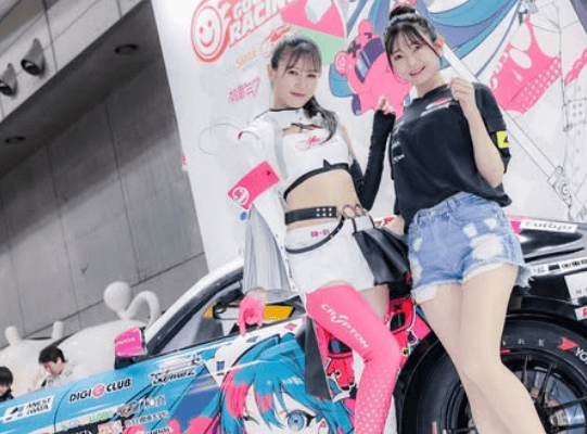 初音ミクの美女レーシングサポーター推参！ミクカーの横で”みっくみく・ショット”を披露しファンエキサイト状態！