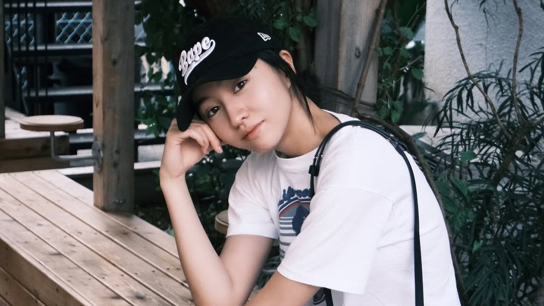 “透明感あふれる私服ショット” …美女モデルが見せた素顔のひとときに注目