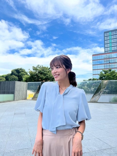 「夏空に映える“品と爽やかさ”」。三谷紬が午後ニュースで見せた清涼感コーデ