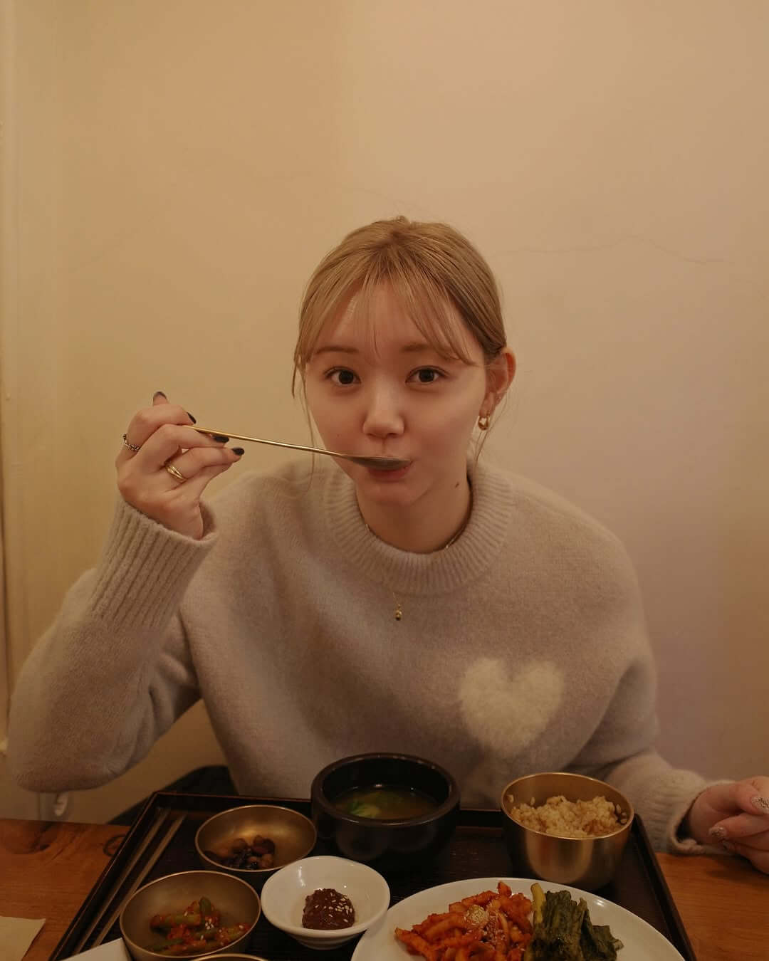 江野沢愛美が夫との韓国旅行中にずっと行きたかった韓定食を満喫！