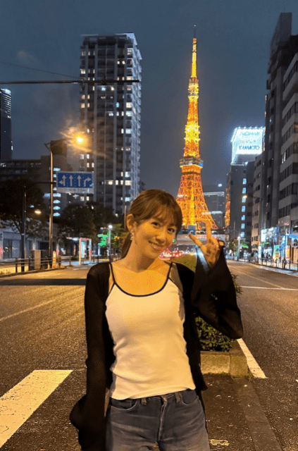 「可愛すぎるやろ‼︎」慶応卒才女アナ・中川安奈、"懐かしの三田"で東京タワーバックにスマイルショット！