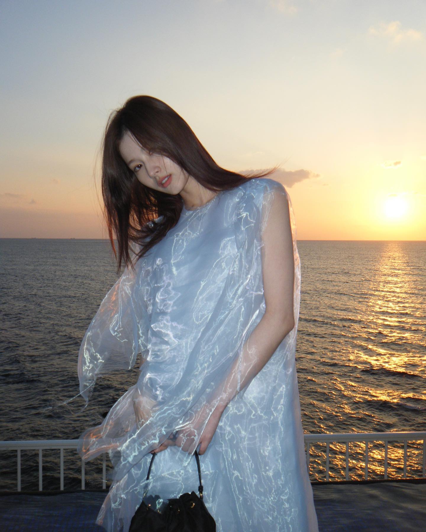 TWICE・サナの不思議なドレスが「海月姫👸」と話題に💜🌊