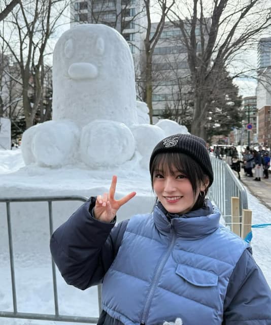 山本彩、冬の北海道を満喫！雪まつりで決めポーズ！
