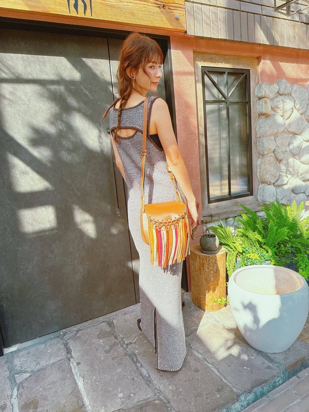 美しい夕陽に負けない‼人気モデル〇〇、秋色コーデで魅せた抜群のセンスと笑顔にファン大興奮