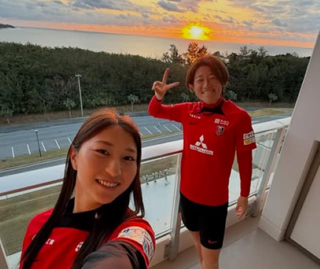 美人サッカー選手・塩越柚歩が沖縄キャンプの終了を報告！夕日を背に仲間たちとの仲良しショットも公開