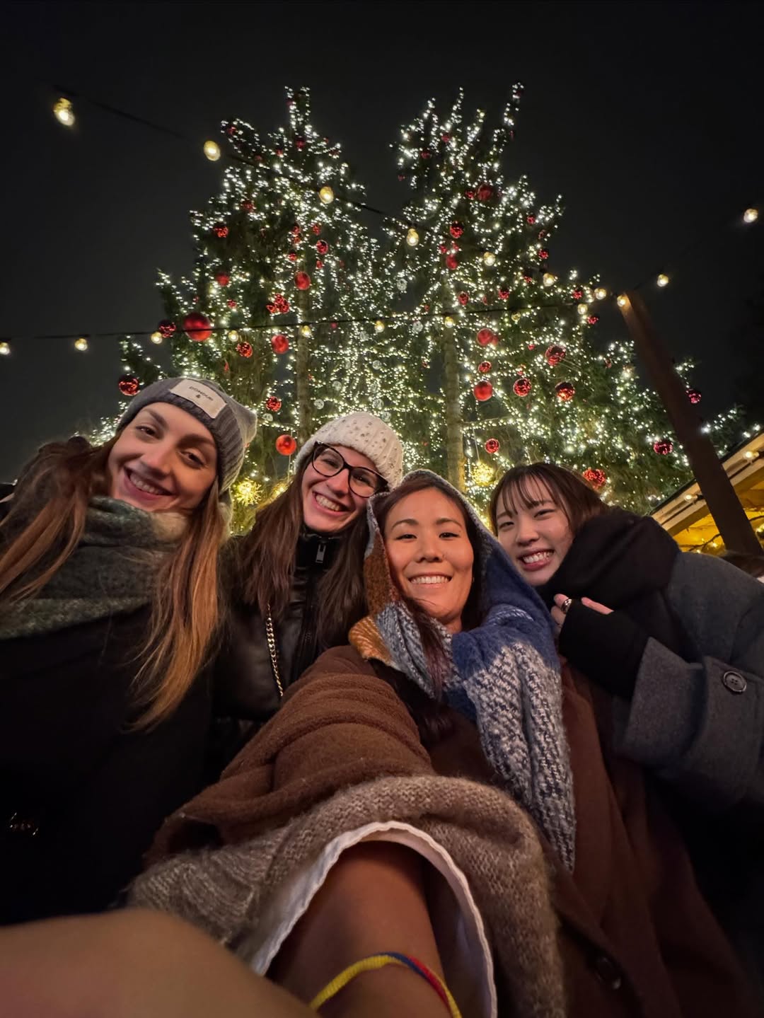 バレー日本代表・関菜々巳、幻想的なクリスマスマーケットに笑顔