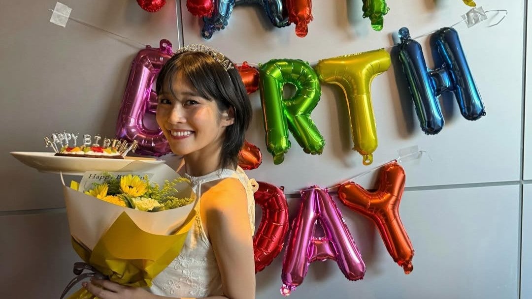 笑顔と花束に包まれた特別な日…高橋凛が誕生日ショット公開