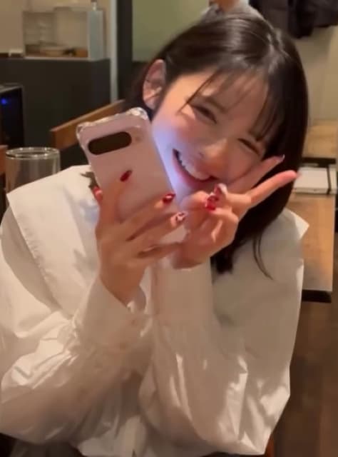 隠し撮りに気づいた時の反応が可愛すぎ！鎮西寿々歌の動画が話題沸騰！