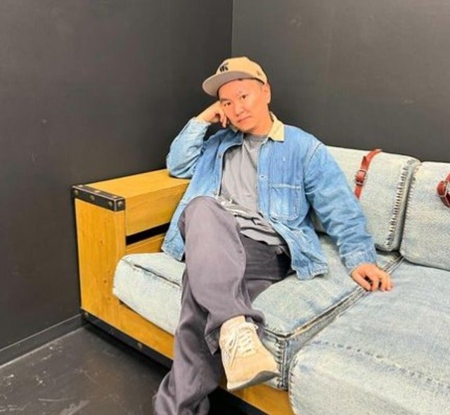 かまいたち山内が普段と違うスタジオの楽屋でインスタ映えソファを見つける！