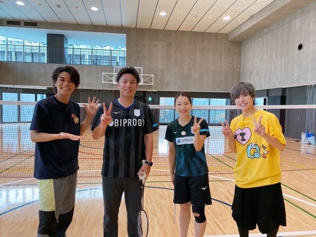 「さすがの運動神経！」声優 八代拓が現役選手たちとバドミントン！