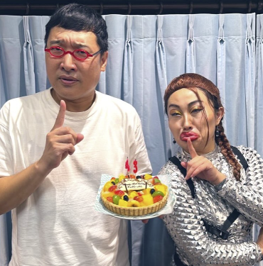 キンタロー。『水曜JUNK』で特別審査員！誕生日サプライズに大感激！