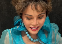 「ドンピシャのブルードレス」デヴィ夫人、“母の日”祝福パーティーの華やかすぎる夜に反響