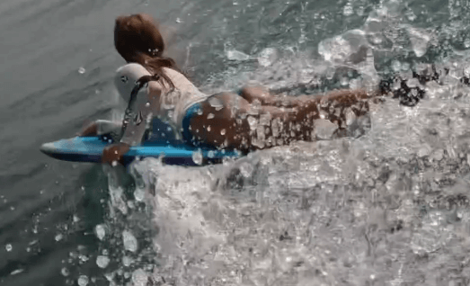 「絵になる美しさで魅了されます」海の美女アスリート、海上の”ドルフィン・ライディング”ムービーにファン歓喜！「NICEプロポーション」