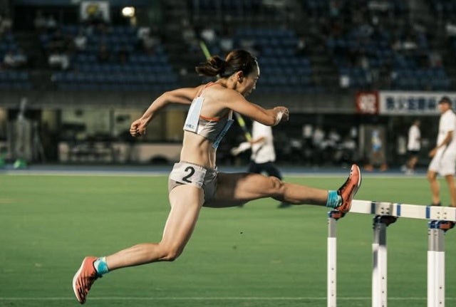 情熱の跳躍！金井まるみが競技場で魅せた熱写、100mハードルに挑む姿
