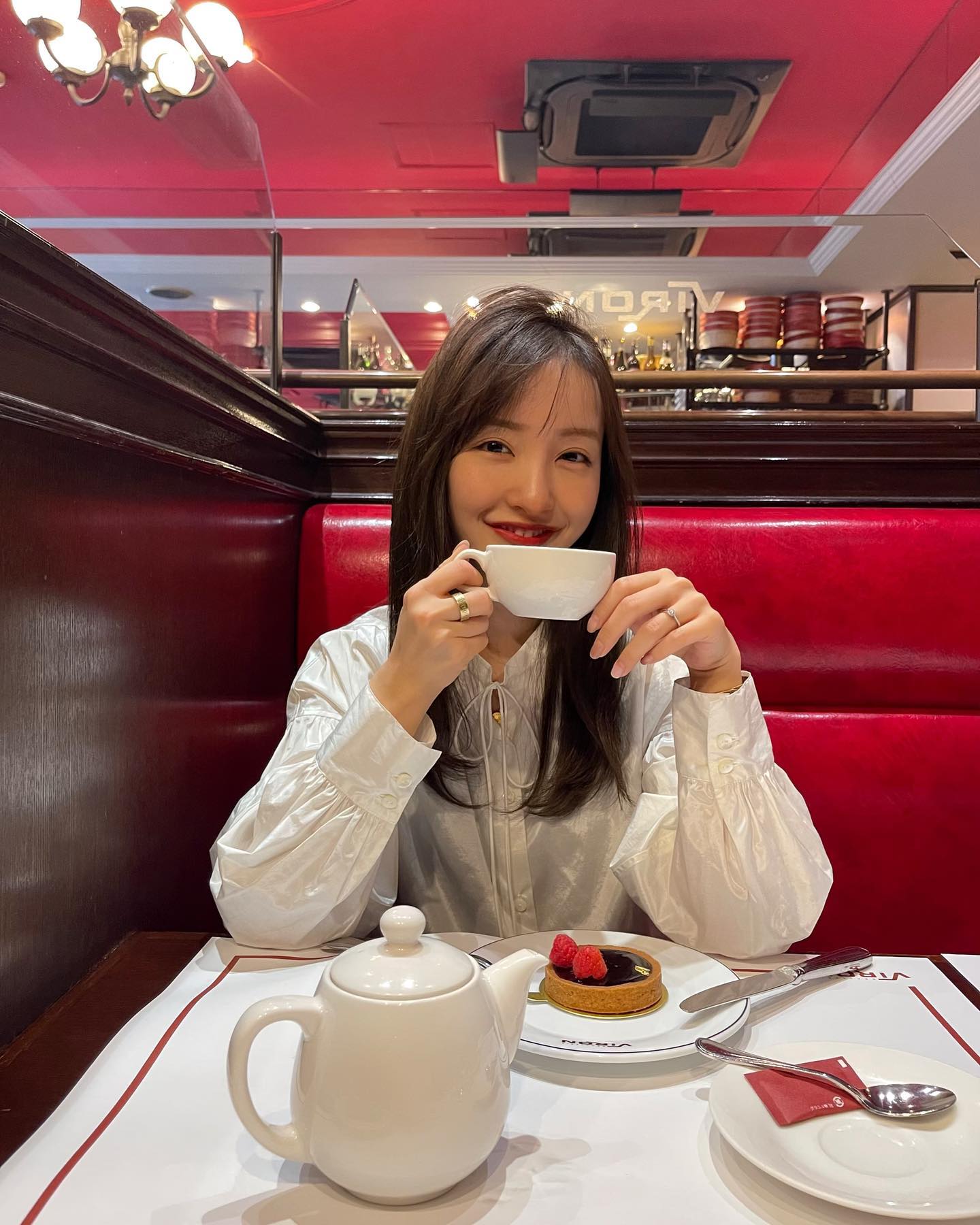 板野友美がカフェでの一コマを公開📸優雅なひと時に見えるが…「※写真は理想のイメージです」