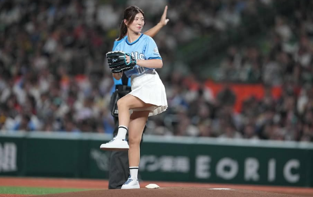 「始球式すげぇっ！」美女ゴルファー、マウンドに立った記念すべき"始球式・レアフォト"を披露！「すごーいっ！輝いてる、美しい」