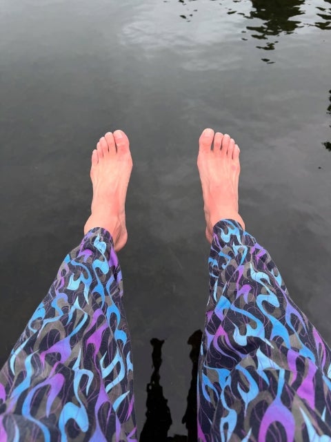 長瀬智也「馬鹿の大足とサンダル焼け」水辺で切り取った夏の笑い