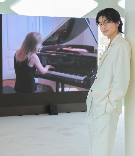 高橋文哉が白のスーツ姿を公開✨「え？王子様？‪ㅠ_ㅠ‬🤍」