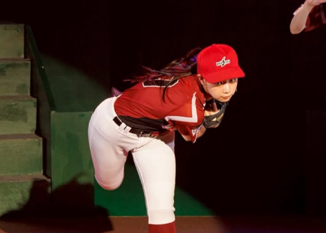 「マジ素敵な写真だよ！」美女モデル、レアな”野球ユニフォーム姿＆ピッチングショット”を披露！ファン感激「ハーイ！すきやねん」