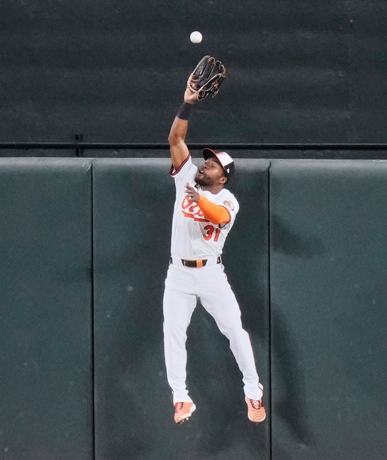 セドリック・マリンズがホームランキャッチで菅野を援護！