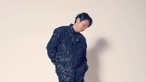 有吉弘行、自撮りショットを公開！「これを宣材にしたら注意して」の投稿にファン爆笑