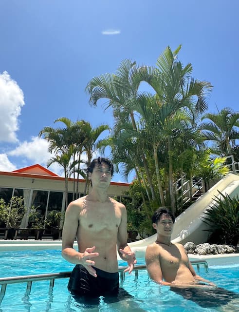 「プールでしっかりとクールダウン」東京グレートベアーズの選手がプールで大はしゃぎ！楽しい沖縄合宿4日目