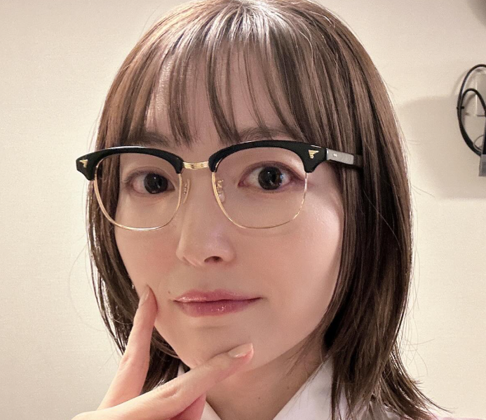 花澤香菜、メガネ姿のオフショット公開「村上さん風な素敵なメガネ」