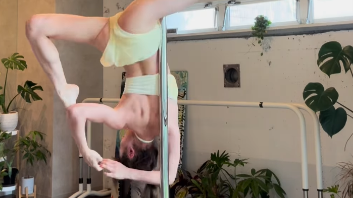 熊田曜子、ポールダンス歴“3年8ヶ月”の進化がスゴい！スピニングレッスンで魅せた美技に絶賛の嵐！