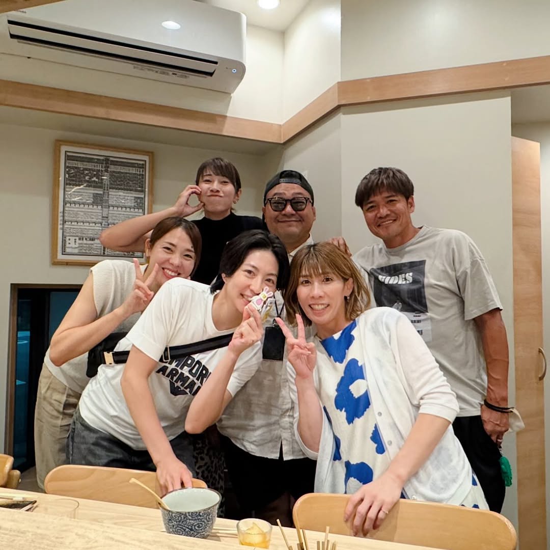 楽しそうすぎる！狩野舞子がスポーツ界のレジェンド達と焼き鳥屋でハッスル