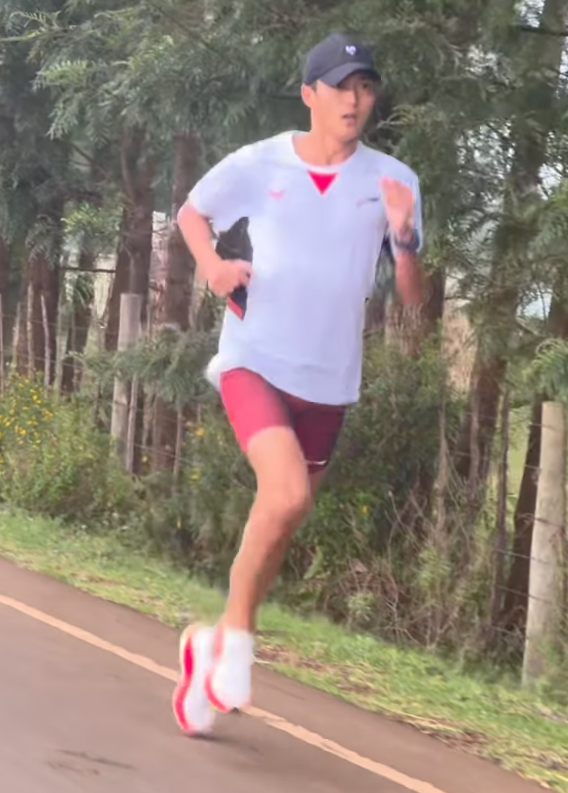 大迫傑、ケニア人選手との交流を公開「ご査収ください。」