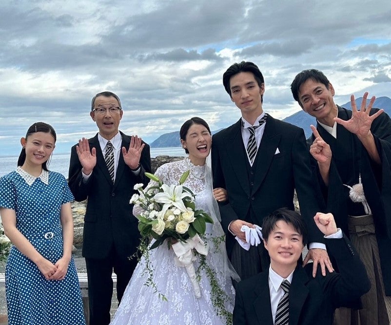 日曜劇場『海に眠るダイヤモンド』豪華俳優陣による“結婚式”オフショットが話題！