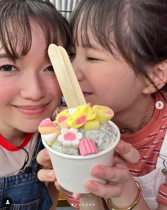 本田翼が佐藤栞里との2ショットを公開「ベトナムのホーチミンに行ってきました」