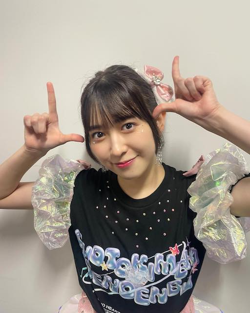 “あの”有名アイドルのピンクカラー担当が、眩しすぎる笑顔の写真を投稿！！ ファンからは「美しい」の声