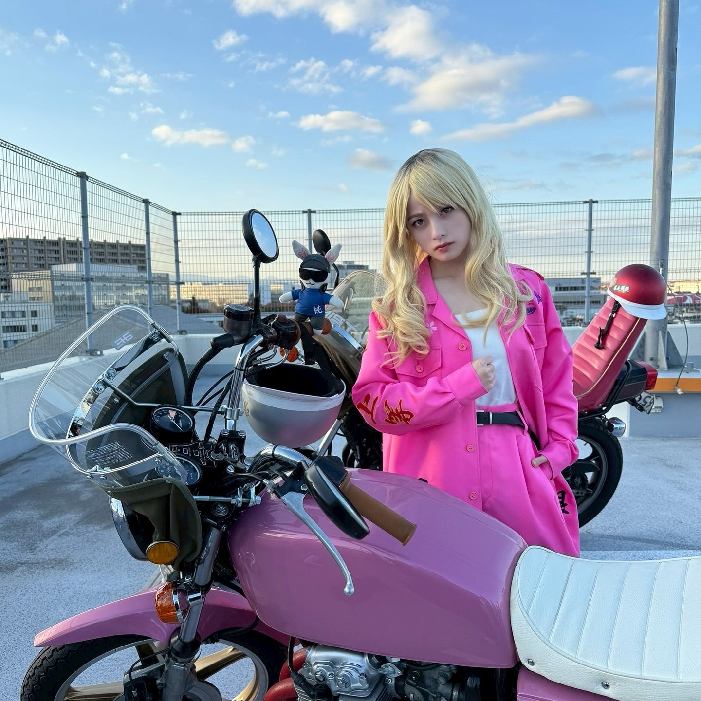 橋本環奈が激変　金髪にピンクジャケットで「夜露視来」…?!