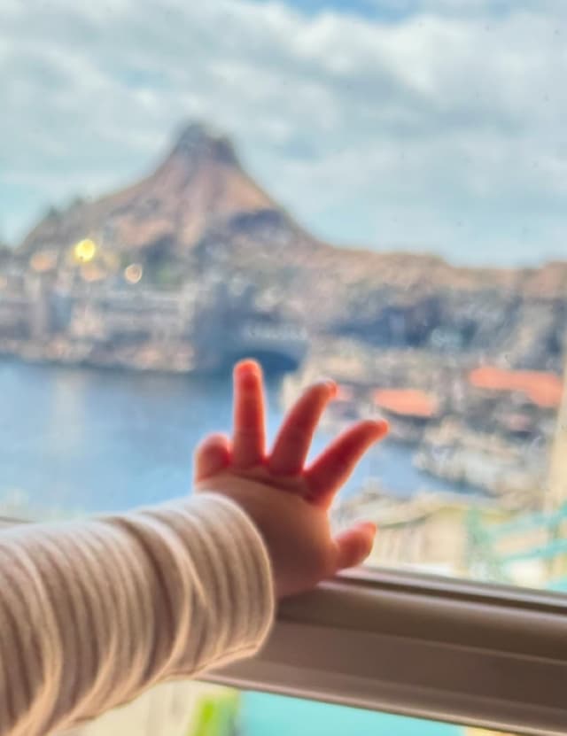 「大きくなったら見ながらこの時の話をしたいな」真野恵里菜がお泊まりディズニーを楽しむ