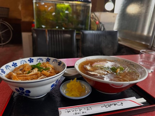 宮川大輔、京都の心に沁みる「中華そば×きつね丼」にうなる。東山みふき亭で至福の一杯