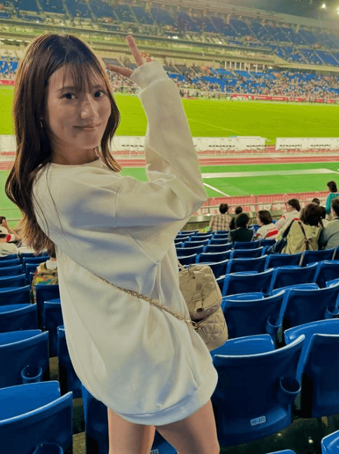 人気グラドル草野綾「初ラグビー観戦！」美脚全開のキュートショットをスタジアム内で披露