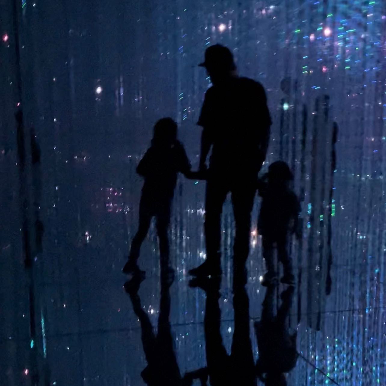 「素敵なパパ💝」田村淳さん、娘達との“手繋ぎショット”に反響！